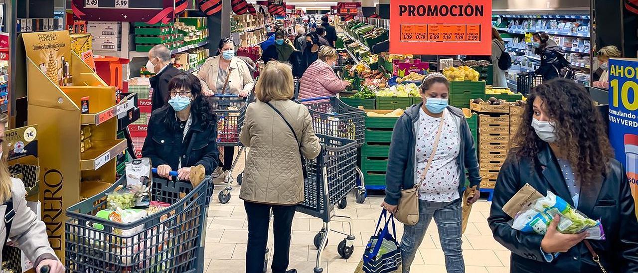 Varias personas en un supermercado.