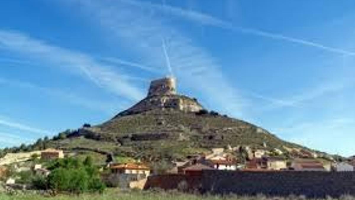 Con su castillo medieval y bodegas, este pueblo se consolida como destino turístico en la Ribera del Duero.