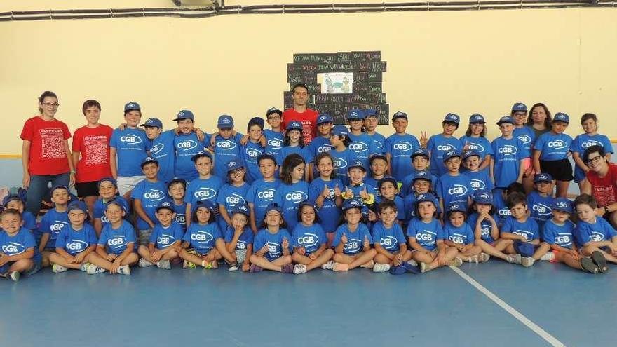 Participantes en el campamento de verano organizado en San Cristóbal, en la mañana de ayer.