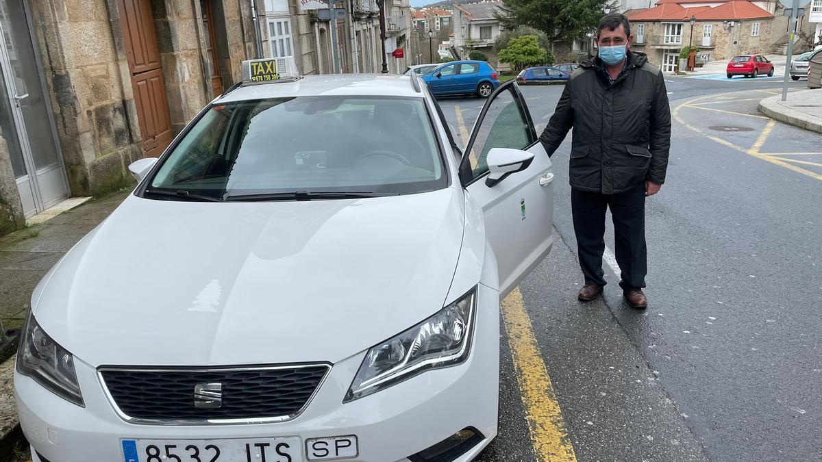 José Luis Fernández, junto a su taxi en la parada de la calle Colón de Lalín.