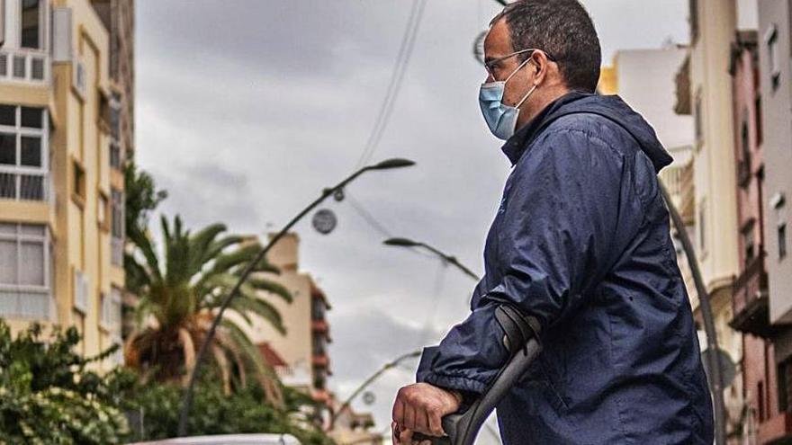 Fernando Cruz cruza la calle Méndez Núñez el pasado martes. | | ANDRÉS GUTIÉRREZ