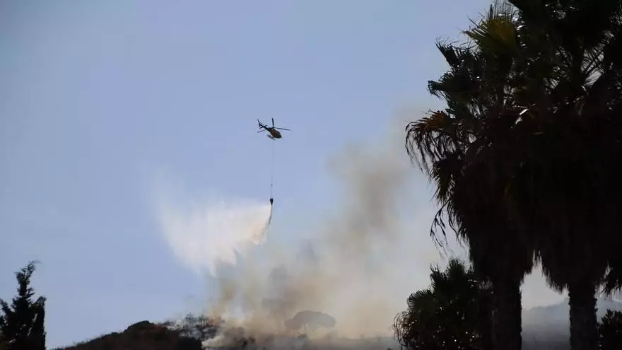 Medios aéreos trabajan en el incendio de Collserola