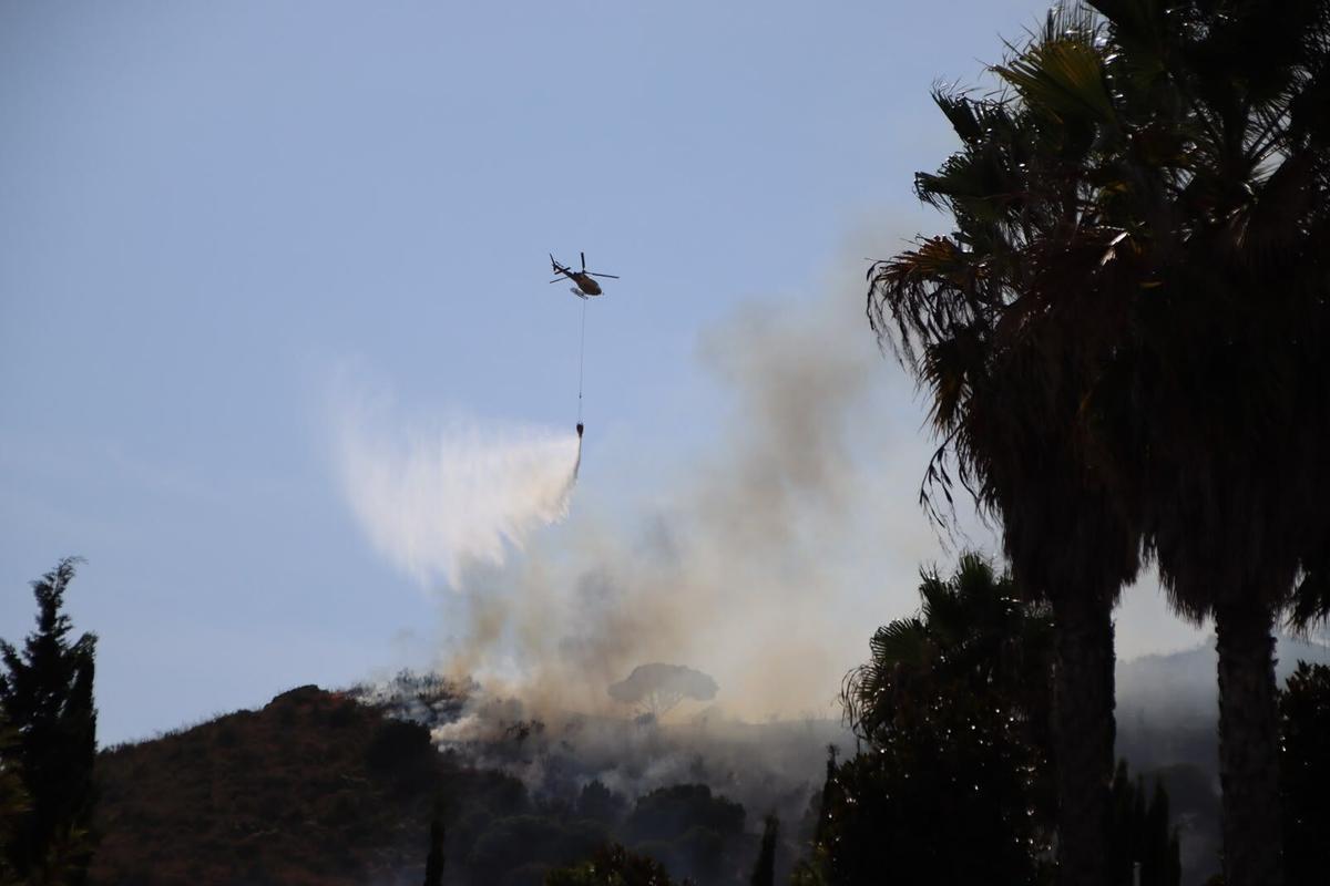 Un helicóptero durante las labores de extinción del incendio de Collserola. Un helicóptero durante las labores de extinción del incendio de Collserola.
