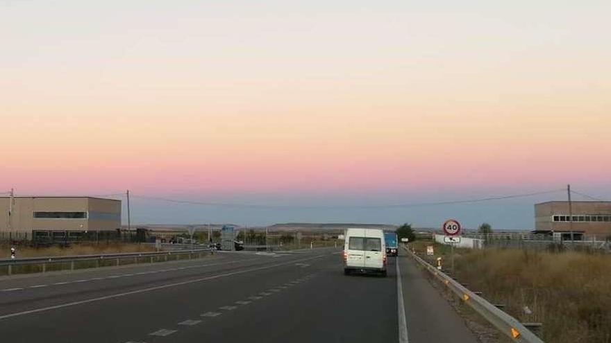 Vehículos circulan por el tramo de la carretera desde el que se accede a la intersección con la autovía.