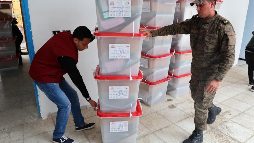 Túnez celebra elecciones legislativas entre el desinterés y el boicot