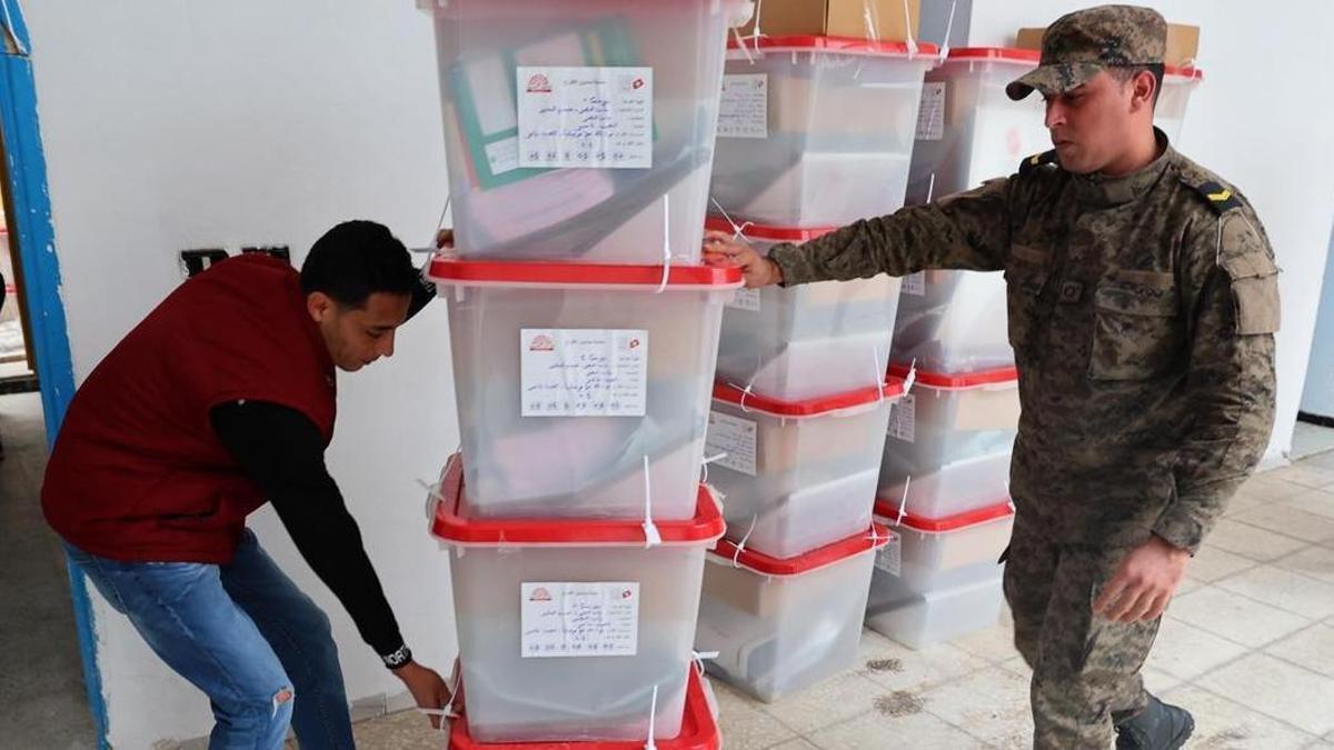 Un militar y un funcionario trasladan urnas para las elecciones tunecinas.
