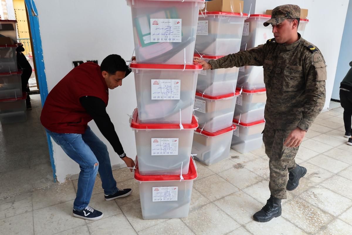 Un militar y un funcionario trasladan urnas para las elecciones tunecinas.