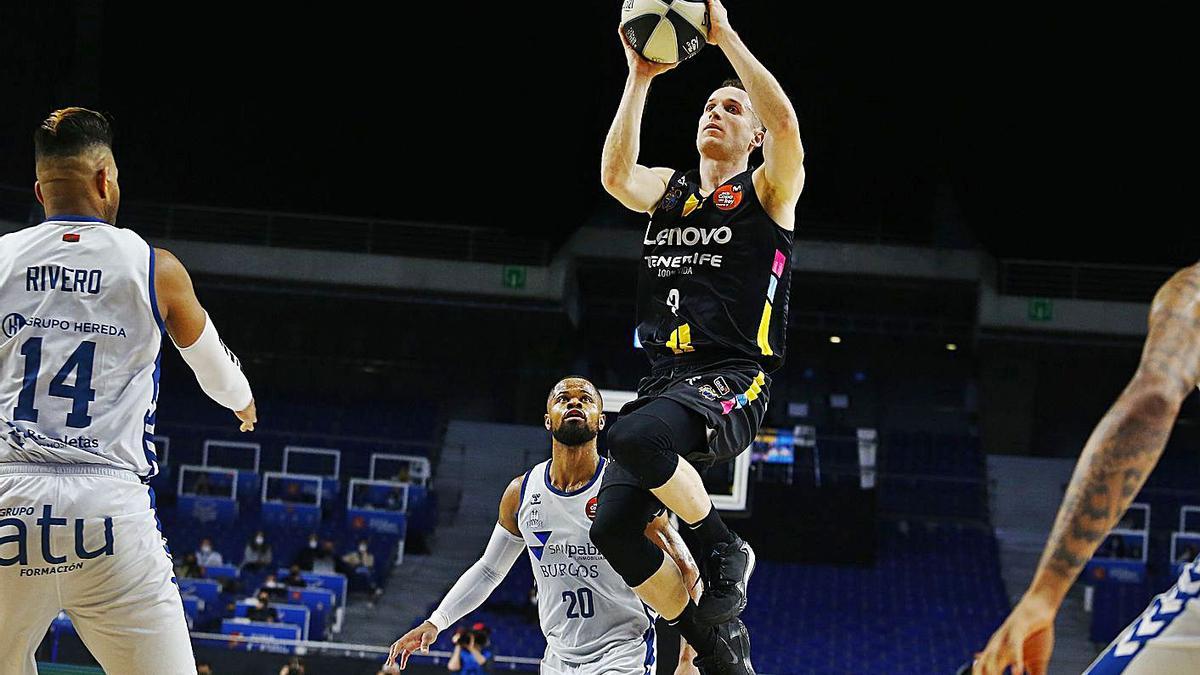 Marce Huertas lanza a canasta ante la mirada de Omar Cook (20) en el Lenovo-Burgos de Copa del Rey.