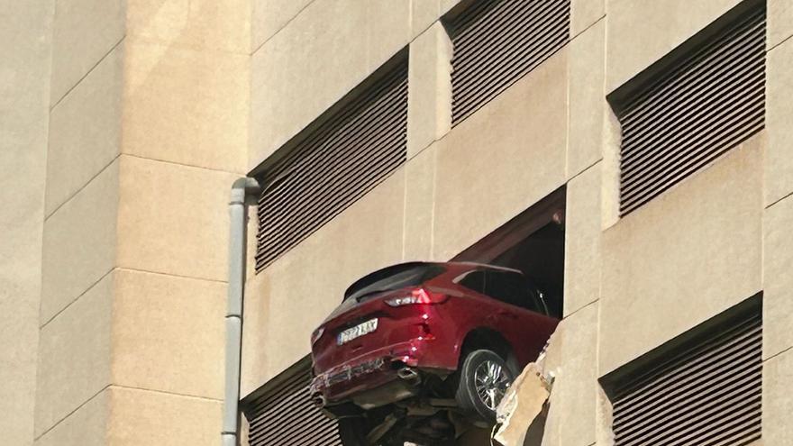 Un coche queda colgado del cuarto piso de un &#039;parking&#039; de Ibiza