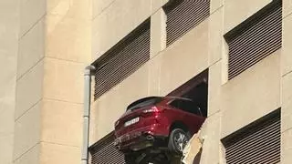 Un coche queda colgado del cuarto piso de un 'parking' de Ibiza