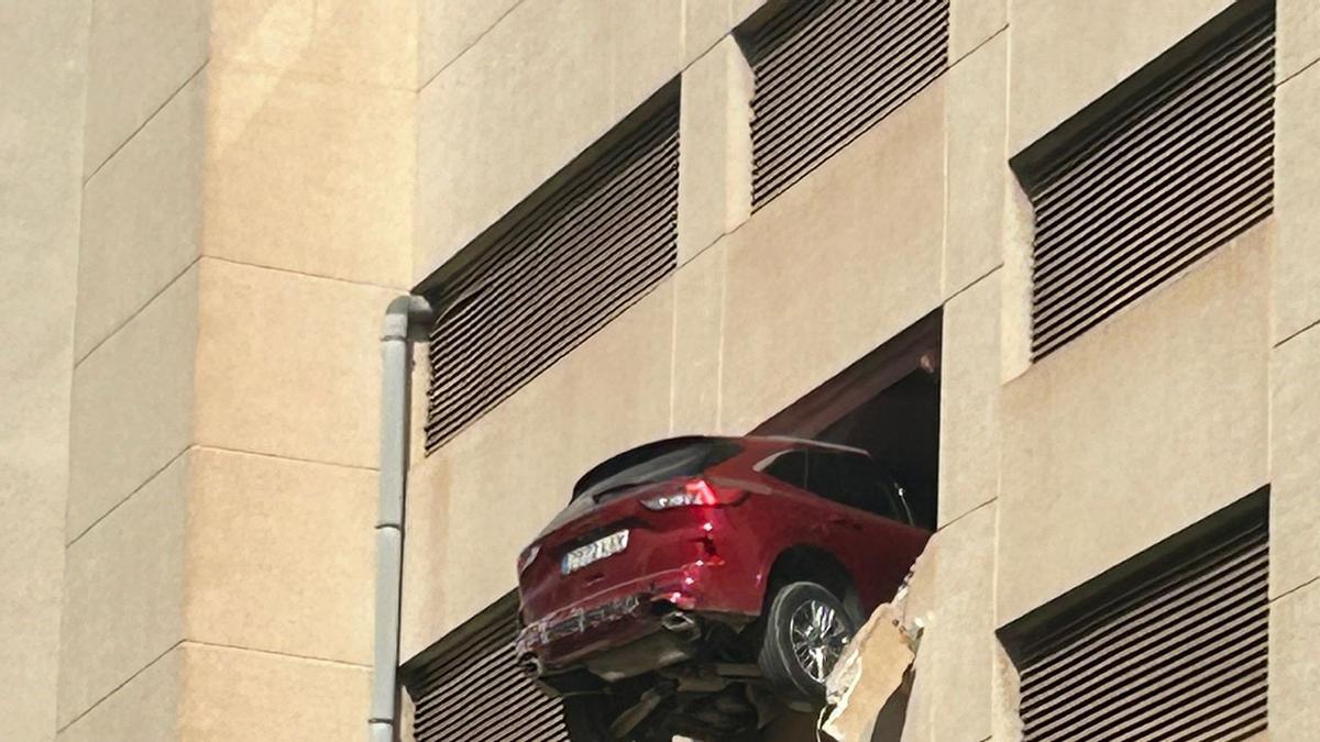 Un coche queda colgado del cuarto piso de un 'parking' de Ibiza