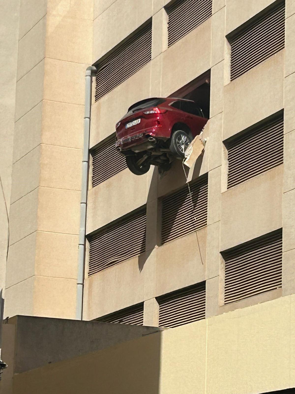 Un coche queda colgado del cuarto piso de un parking de Ibiza