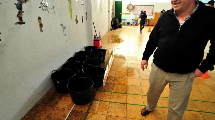 El gimnasio del colegio de Rubiáns filtra agua. // Iñaki Abella