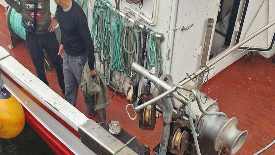 Cae al mar en Camariñas el coche de unos turistas que habían estacionado en el puerto