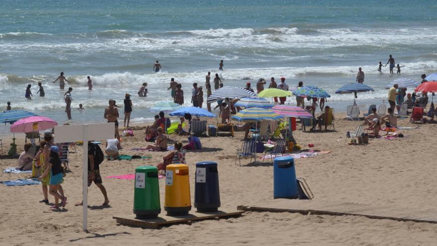 Reaniman a una bañista en Guardamar que había entrado en parada cardíaca