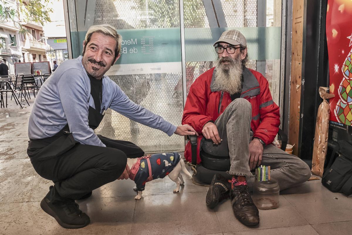 Edu, camarero del mercado de la Barceloneta, junto a Manuel, el pasado martes.