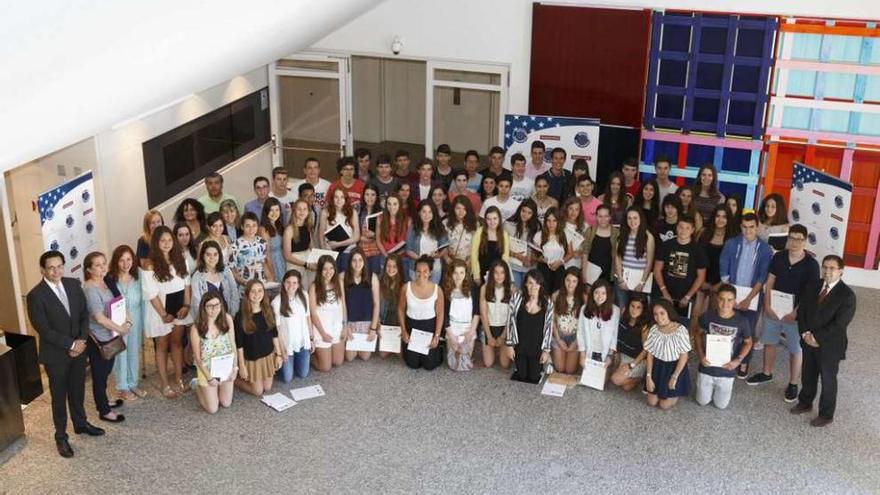 Los alumnos seleccionados, ayer, tras la entrega de las credenciales.