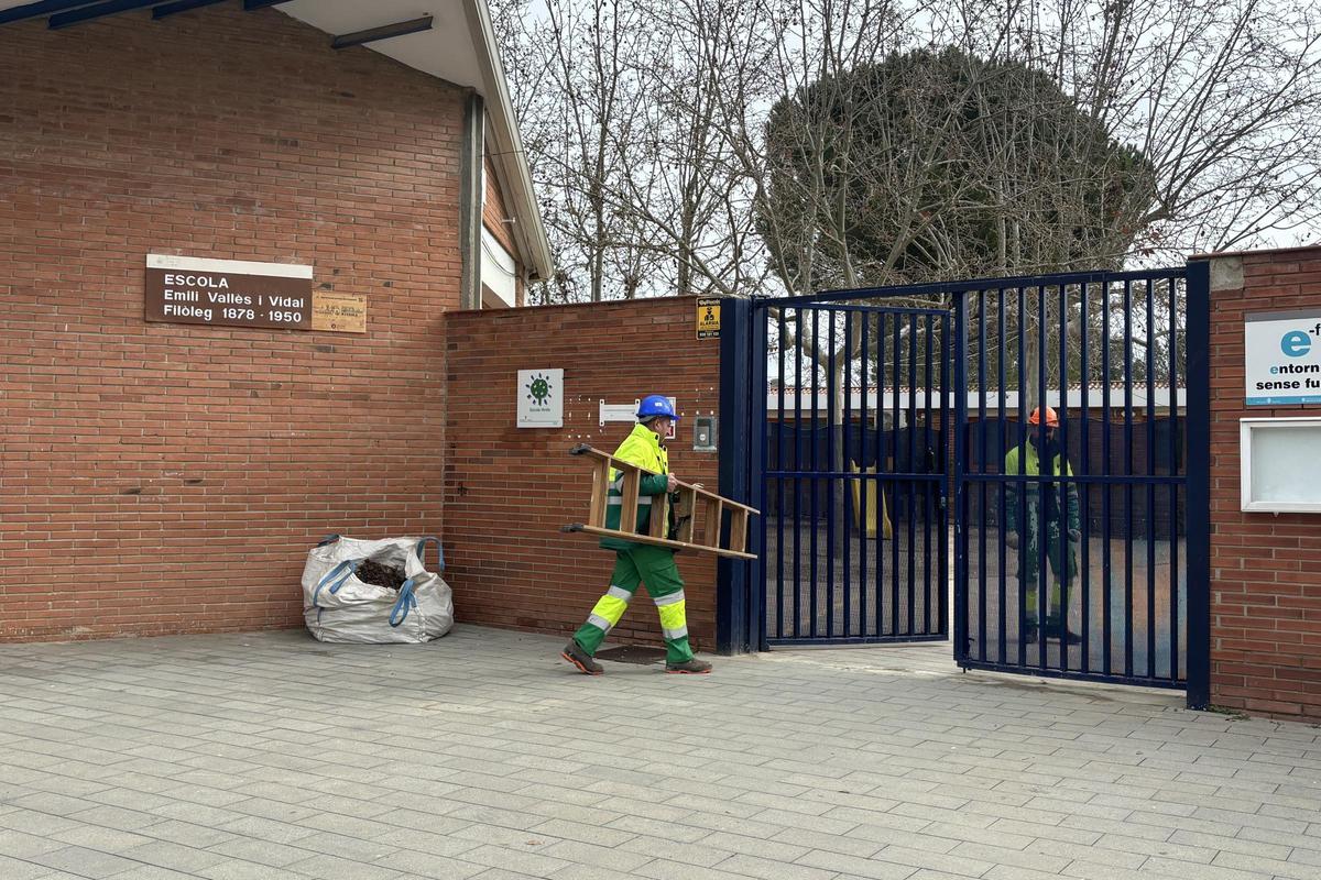 Operaris treballant aquest dimarts al matí a l’escola Emili Vallès d’Igualada després de la suspensió preventiva de l’activitat per problemes estructurals
