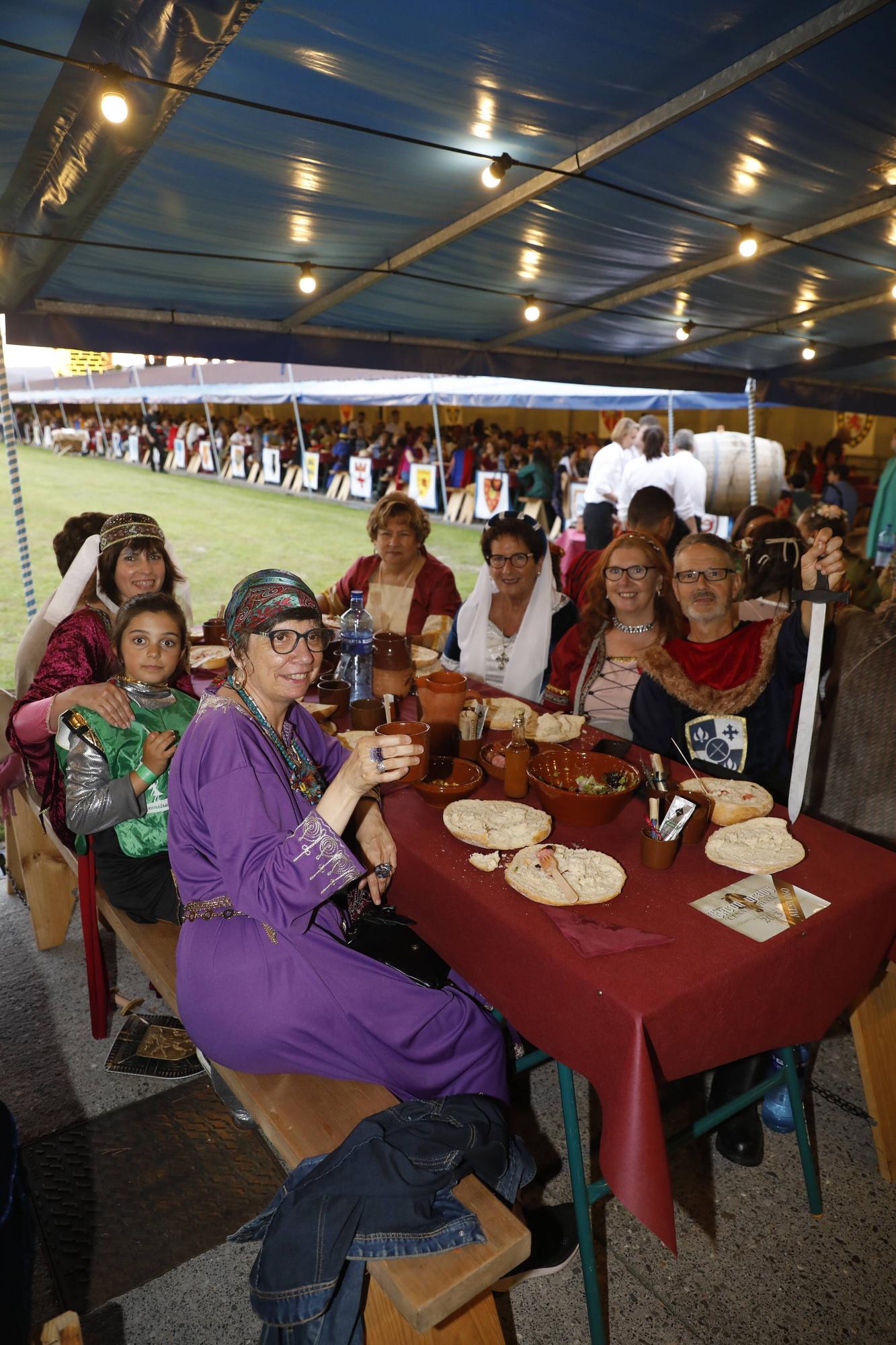 Exconxuraos hasta la bandera: espectacular noche en Llanera, con la gran cena medieval y la fiesta del fuego