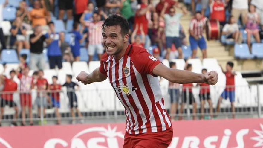 Álvaro celebra un gol con el Almería