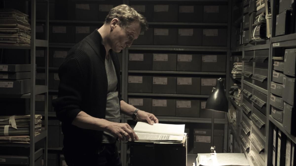 Fotogramas de Dark, aparece Oliver Masucci