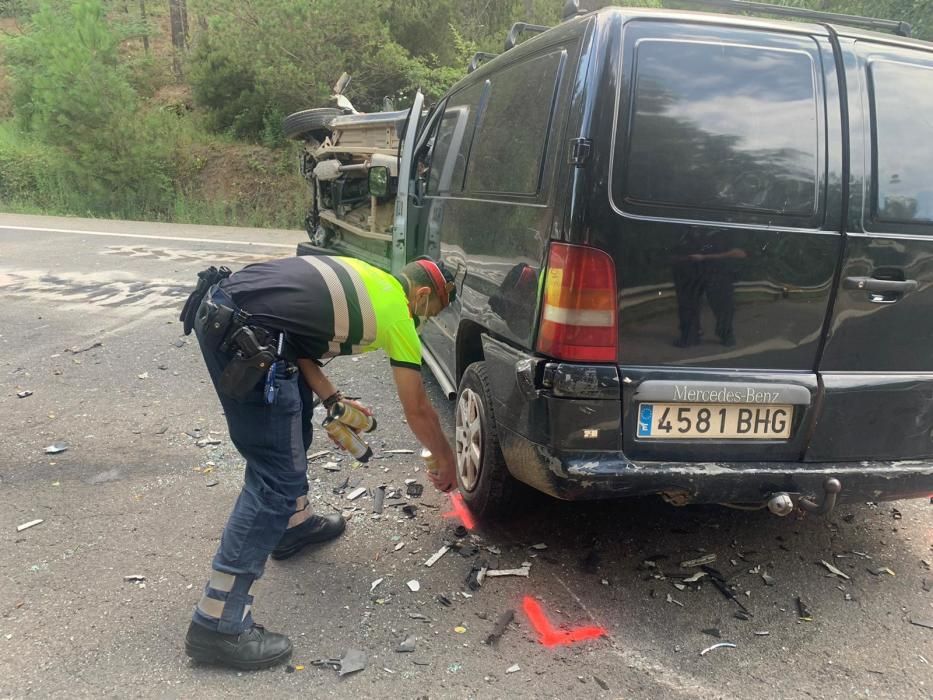 Un mort i un ferit greu en un accident de trànsit que obliga a tallar la C-63 a Anglès