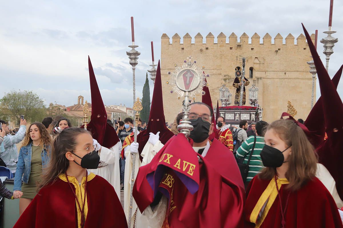 La Vera Cruz desafía la previsiones y llega a la Catedral