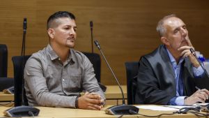 Juan Francisco Vargas junto a su abogado este jueves en la ciudad de la justicia de Las Palmas de Gran Canaria.