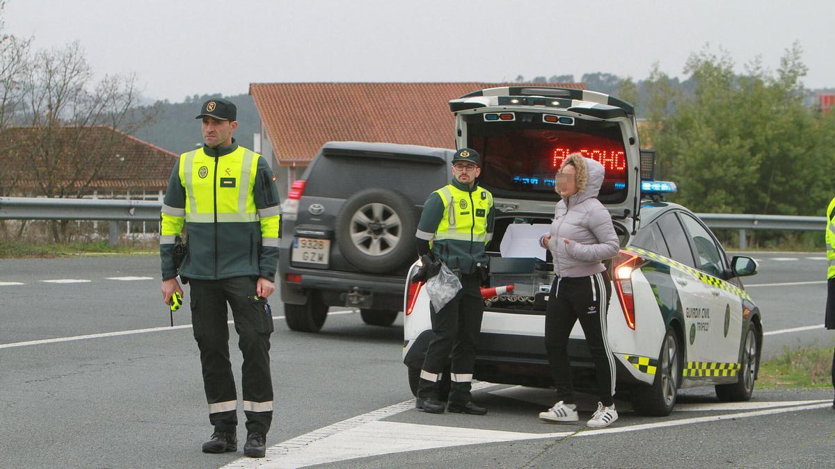 Agentes de la Guardia Civil en un control de drogas alcohol