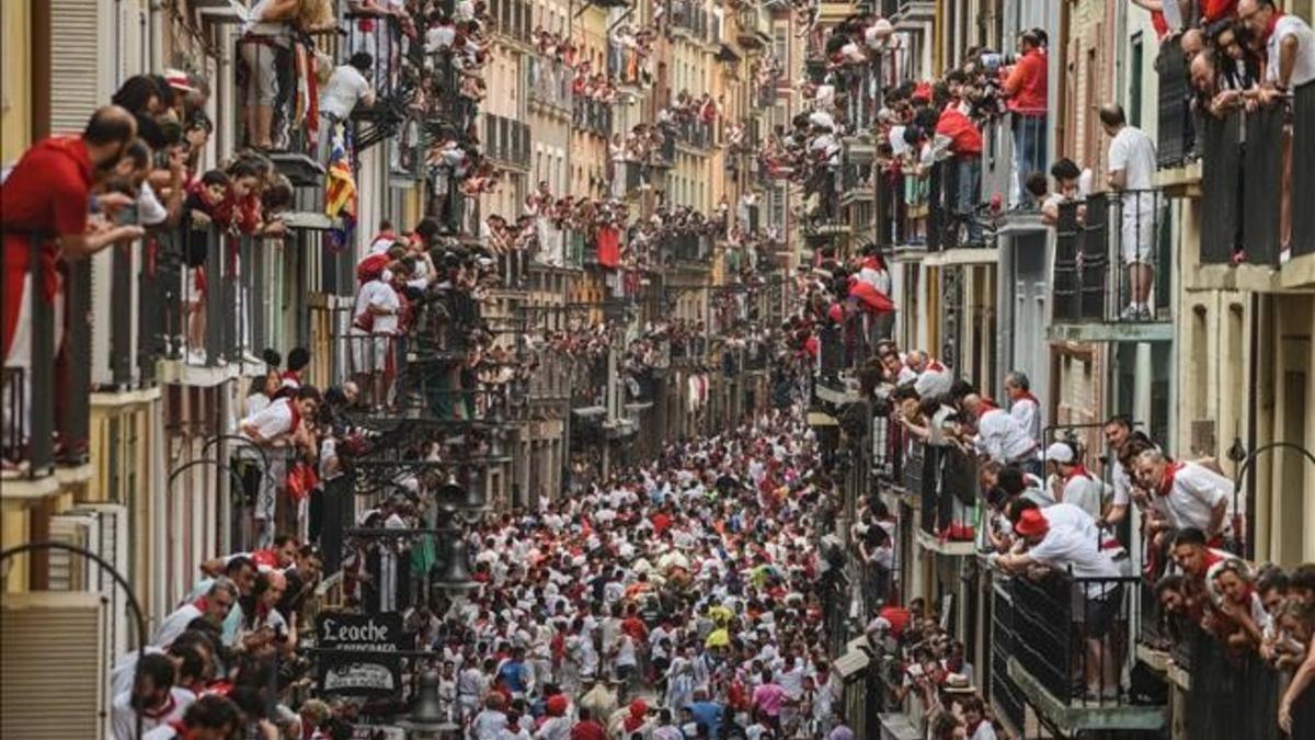 Vista aérea de un encierro de las fiestas de San Fermín, con toros de la ganadería de Pedraza de Yeltes