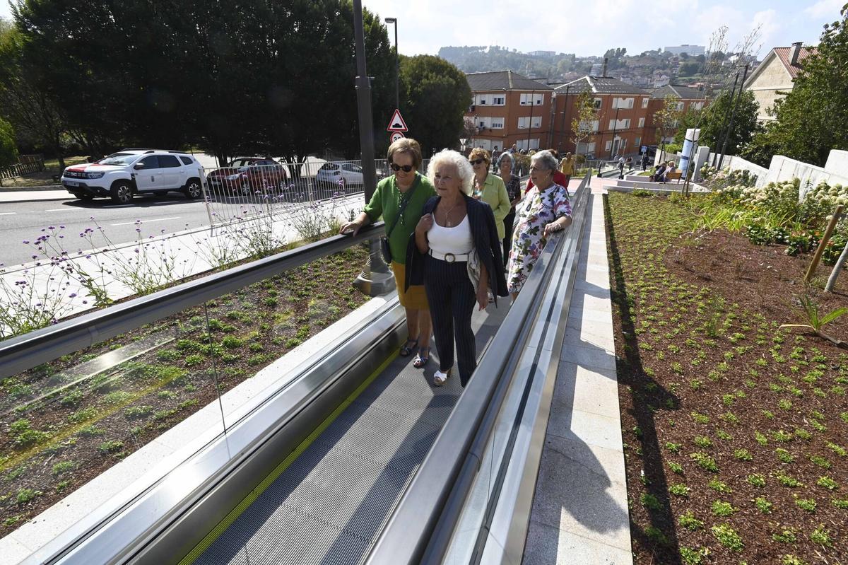El alcalde de Vigo, Abel Caballero durante la inauguración de las rampas mecánicas entre la calle Ramón Nieto y el centro de Salud de Lavadores