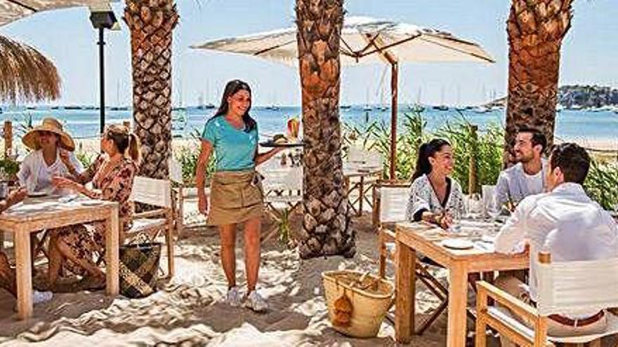 Las piscinas y el restaurante frente al mar son ideales para pasar el día.