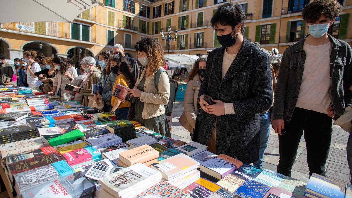 Sant Jordi arranca en Palma animado y con buen ritmo de ventas