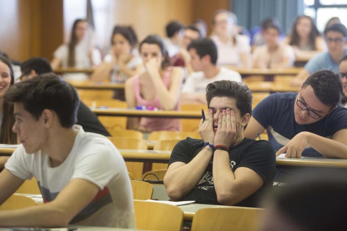 Los alumnos hacen los exámenes Los alumnos hacen los exámenes