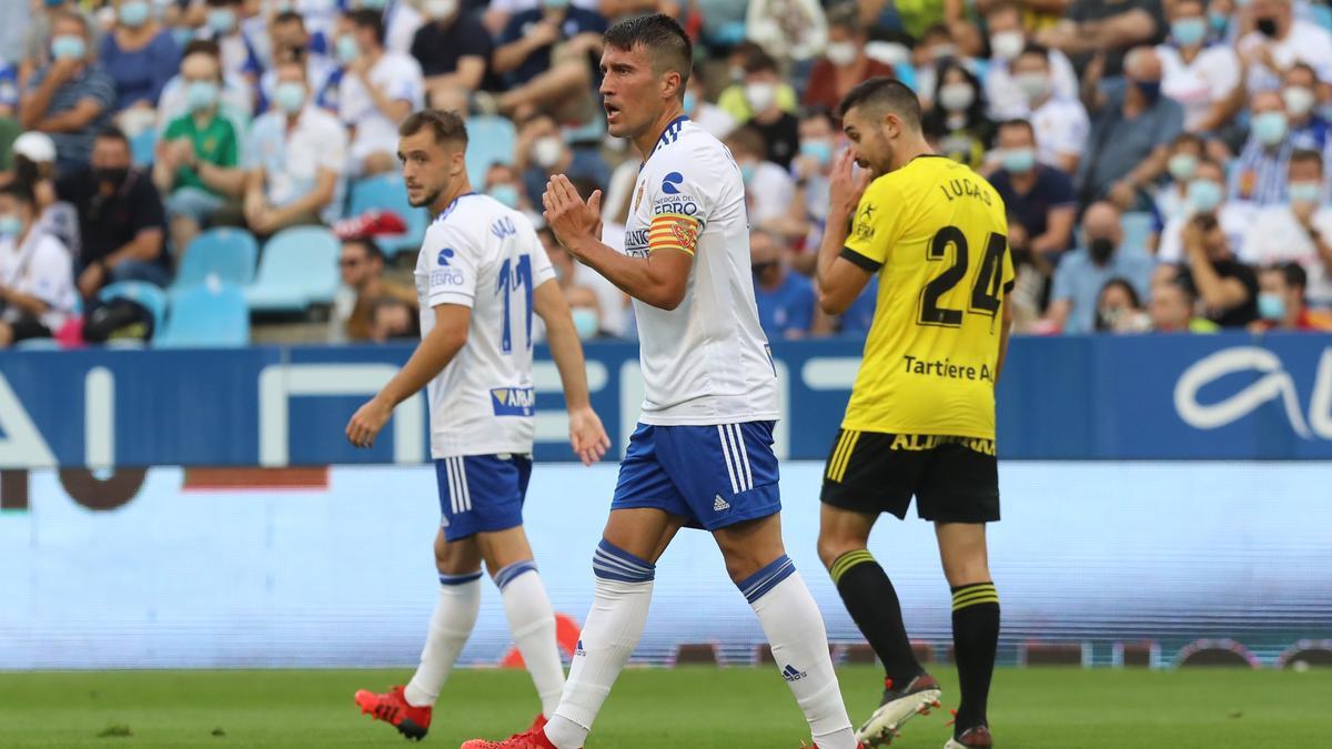 Zapater, junto a Vada, realiza un gesto en el duelo ante el Oviedo.