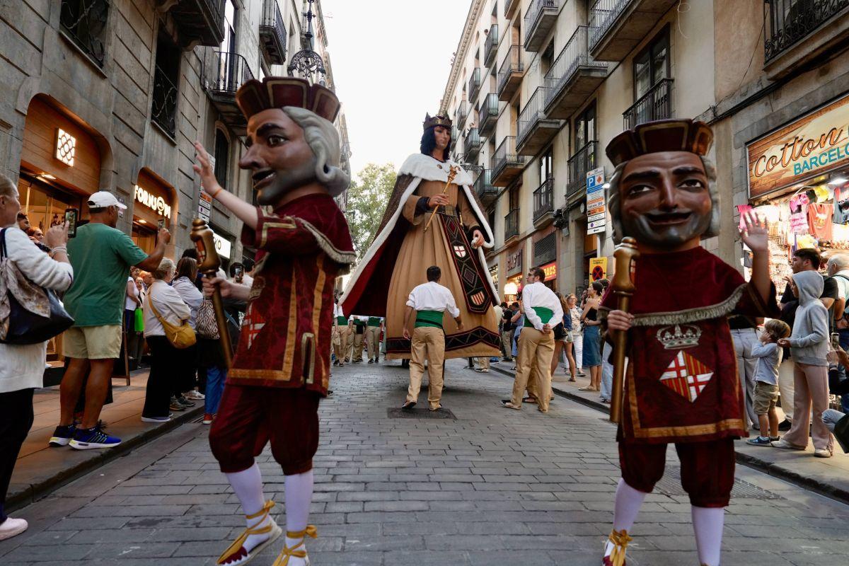 Toc d’inici de la Mercè 2025, gigantes y bestias en la plaza Sant Jaume de Barcelona