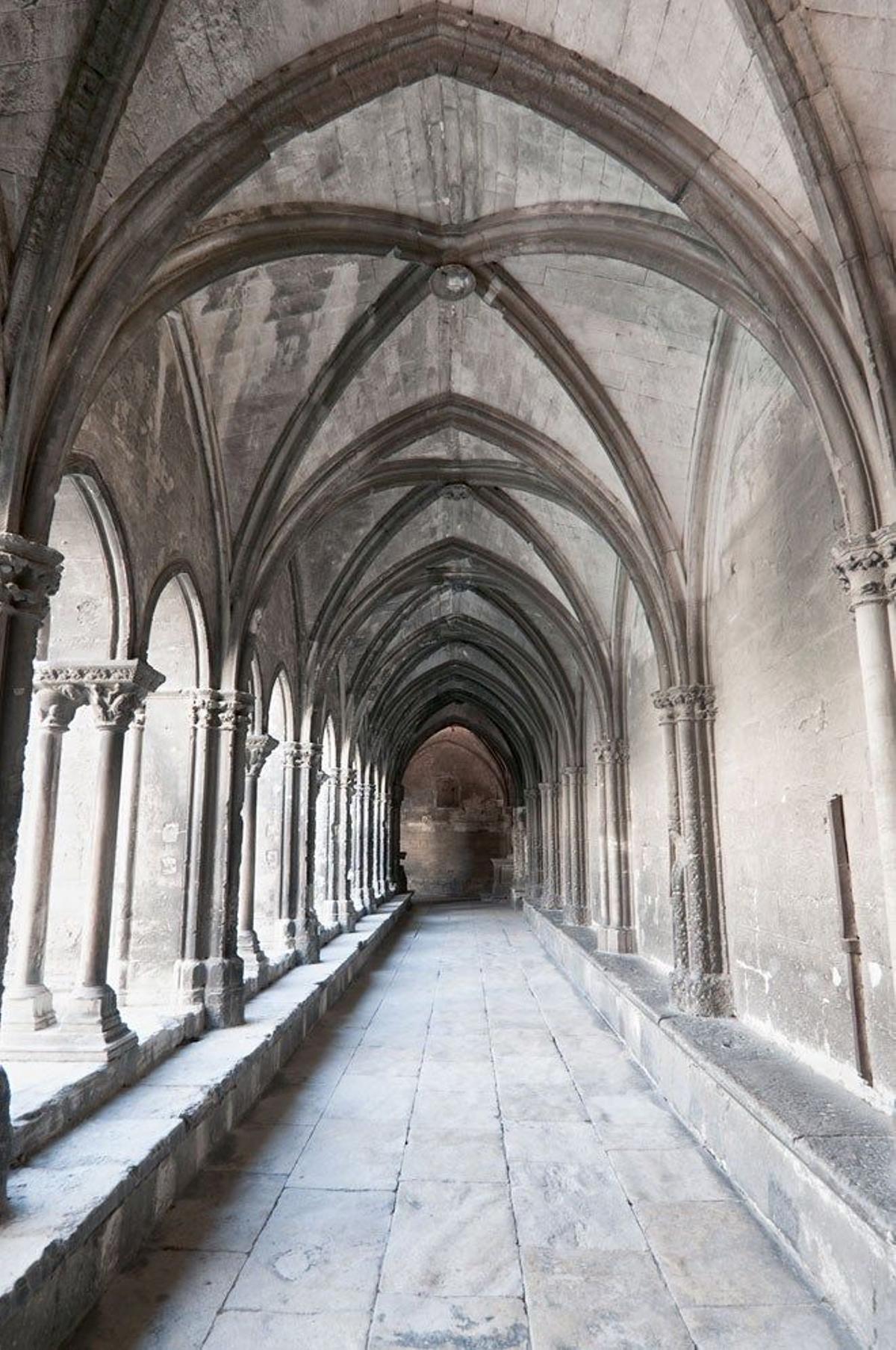 Corredor de la época medieval en la iglesia de San Trófimo.