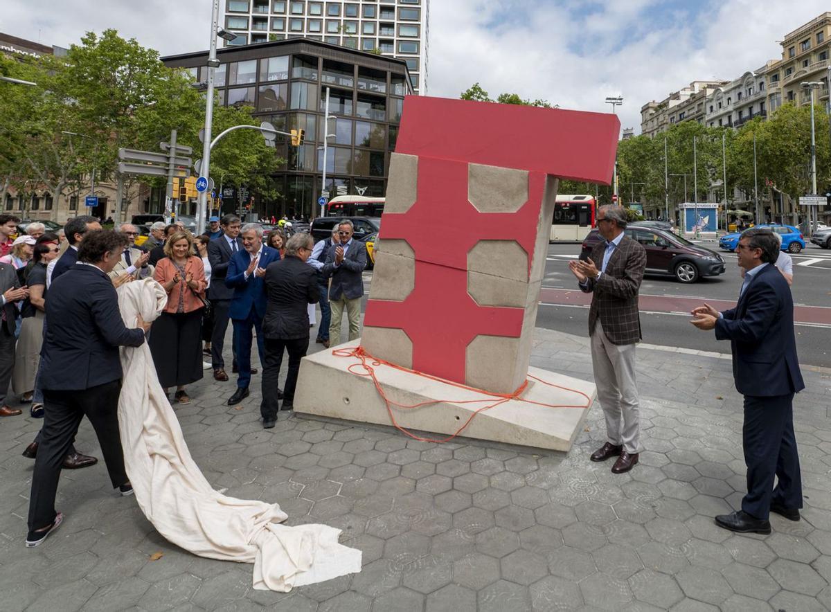 Una escultura commemora el bicentenari del passeig de Gràcia