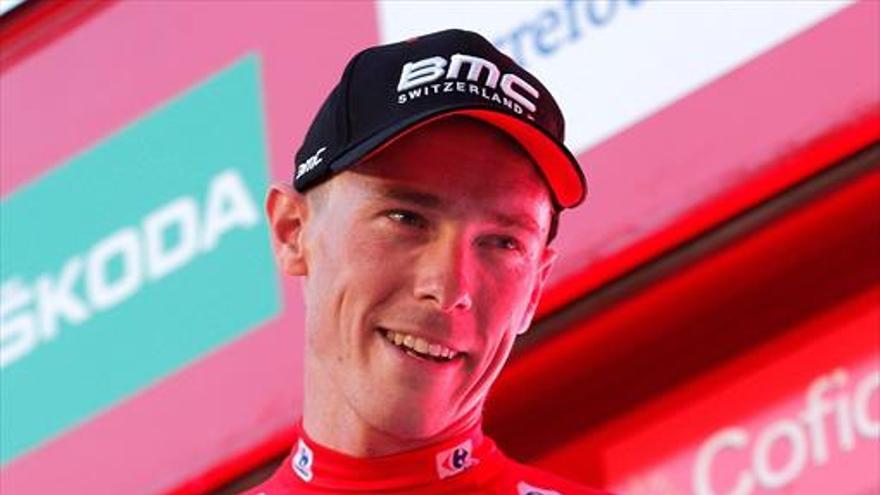 Rohan Dennis estrena el maillot rojo de la Vuelta