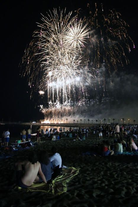 Como es tradición, el espectáculo pirotécnico da paso a días de fiesta en Málaga. Y como cada año, cientos de jóvenes siguieron los fuegos desde la playa de La Malagueta