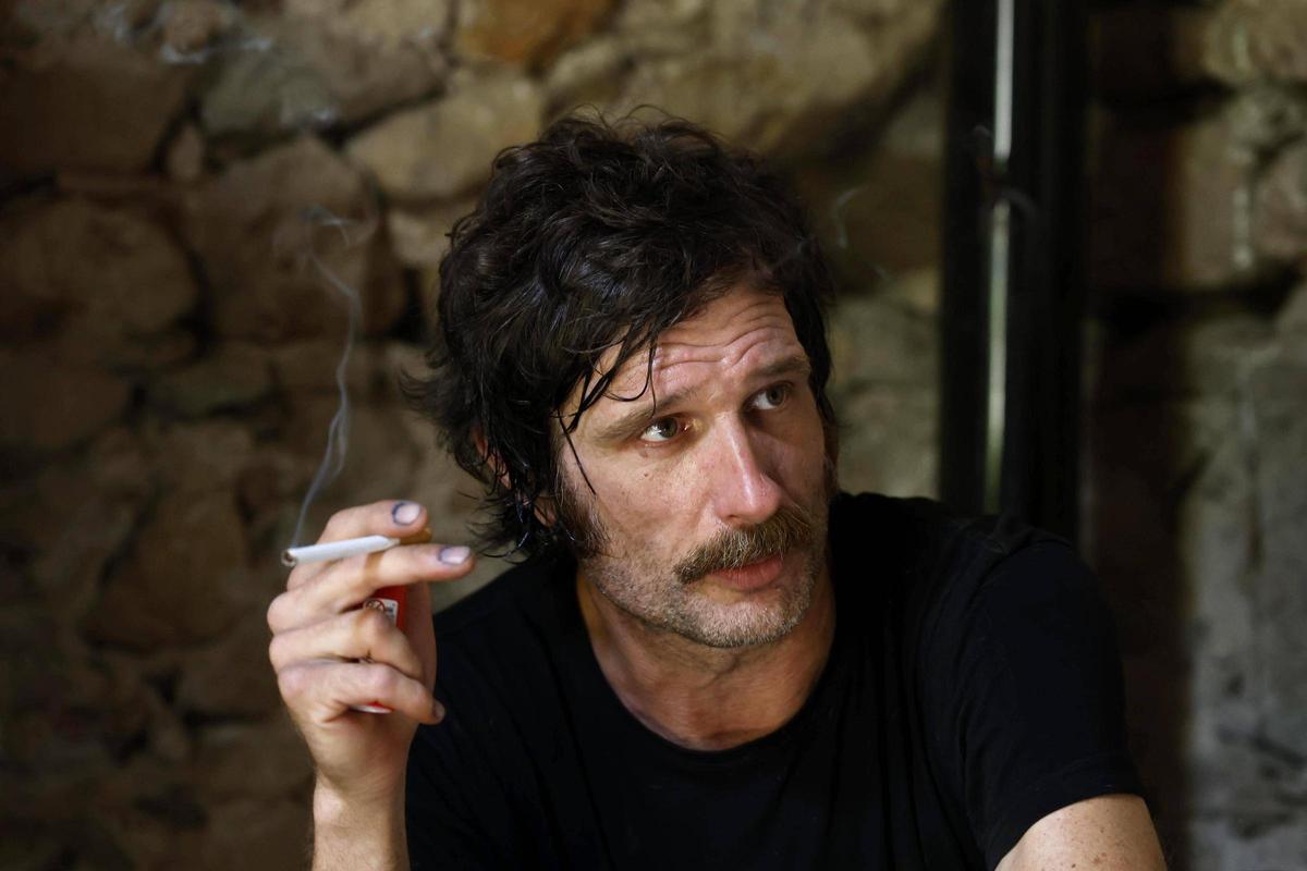 Xavier González fumant al seu estudi