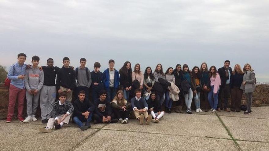 Los alumnos malagueños y americanos, durante una de las visitas culturales.