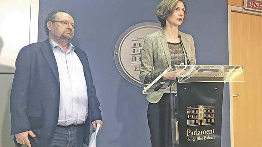 La portavoz parlamentaria adjunta del PSIB y el diputado Damià Borràs, ayer en el Parlament .