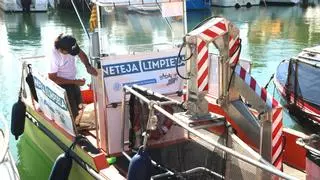 Entra en funcionamiento una embarcación para limpiar la basura que flota en las playas de Badalona