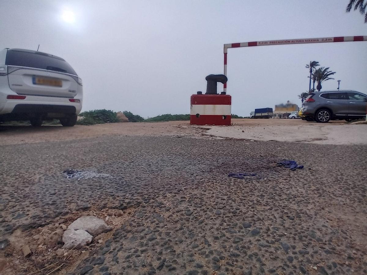 Lugar en el que se halló el cuerpo de Michael M., junto al aparcamiento de un restaurante, muy cerca del mar. En la imagen, restos de sangre y guantes sanitarios