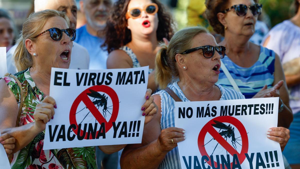 Concentración de los vecinos de Coria del Río y de otras localidades afectadas por el virus del Nilo, para pedir a la Junta de Andalucía que aumente el control sobre las poblaciones de mosquito