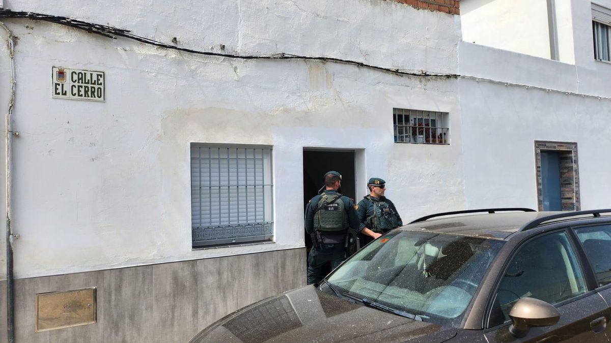 La Guardia Civil custodia una de las viviendas intervenidas en la calle El Cerro de Los Palacios
