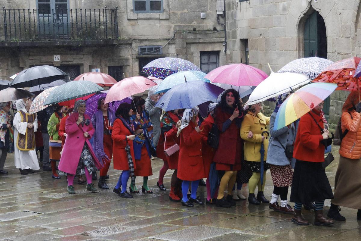 A comparsa de Maruxas e Coralias enche Compostela de cor