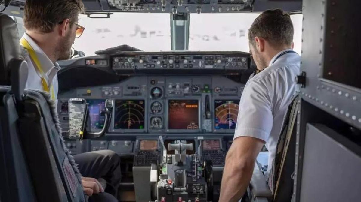 Imatge de dos pilots a la cabina d'un avió