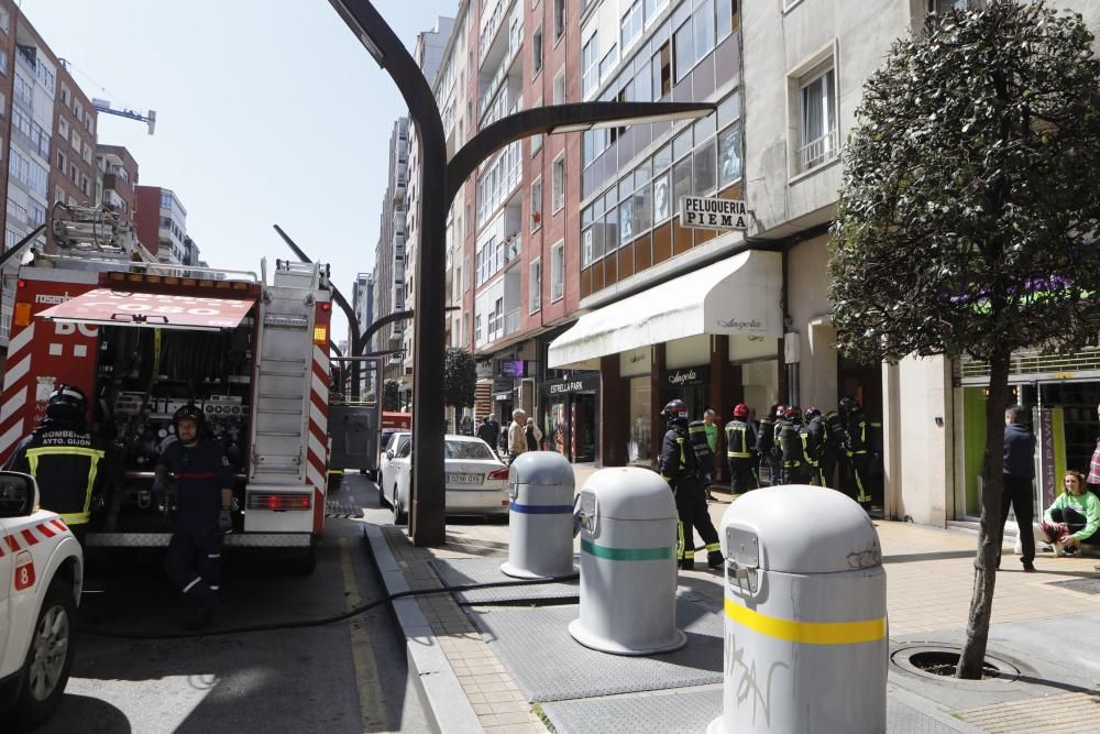 Intervención de bomberos en un edificio de la avenida de Constitución.